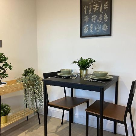 Magnificent Refurbished 1 Bed Flat Few Steps To High St ! - 4 East House Apartment Epsom Exterior photo